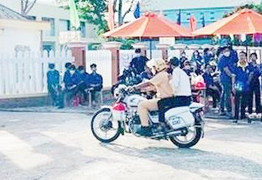 Xe bị thủng lốp, thí sinh được CSGT dùng xe đặc chủng 'hộ tống' đến điểm thi