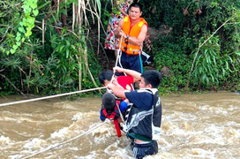 Hơn 1 giờ giải cứu 6 du khách bị mắc kẹt vì nước lũ ở Đà Nẵng