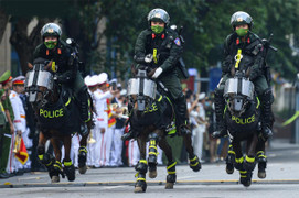 Người Hà Nội thích thú ngắm đoàn cảnh sát kỵ binh diễu hành trên phố đi bộ