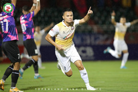 Video: Cầu thủ Bình Định ghi bàn bằng tay như Diego Maradona