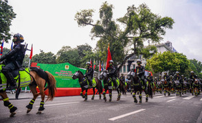 Video: Đoàn cảnh sát kỵ binh diễu hành trên phố đi bộ ở Hà Nội