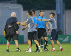 Video: Trọng tài 'bẻ còi' thổi phạt đền, cầu thủ Thanh Hóa phản ứng dữ dội