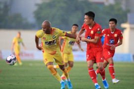 Sân mất điện gần 30 phút, CLB Thanh Hoá chia điểm với Nam Định