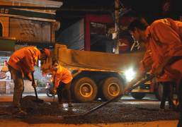 Ảnh: 'Giải cứu' mặt đường Võ Văn Ngân TP.HCM bị 'vá chằng vá đụp' sau thi công