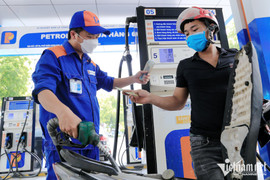 Giá xăng sắp giảm mạnh, doanh nghiệp đua nhau xả hàng