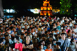 Phố đi bộ kín người xem Nhạc hội Cảnh sát các nước ASEAN+ 2022 