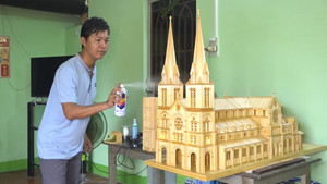 Video: Thầy giáo 'xây dựng' nhiều công trình nổi tiếng từ tăm tre