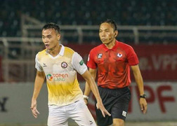 Công nhận 'bàn thắng bằng tay kiểu Maradona', trọng tài Ngọc Châu bị kỷ luật