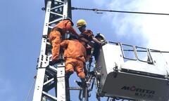 Cứu nam thanh niên bị điện giật, mắc kẹt trên cột điện