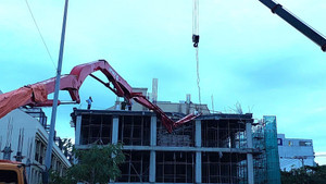 Gãy cần trục vòi phun bê tông, ít nhất 3 người thương vong