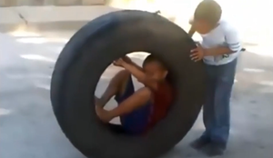 Nghịch lốp xe, cậu bé mắc kẹt oái oăm