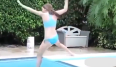 Người đẹp bẽ bàng khi nhảy nhót với bikini