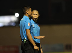 Trọng tài Việt Nam liên tiếp mắc sai lầm, V-League đau đáu chờ VAR