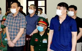 'Trùm' buôn lậu xăng dầu vắng mặt do tắc đường, luật sư đề nghị hoãn phiên toà