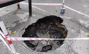 Xuất hiện hố sâu gần 1m giữa ngã tư đường ở Hà Nội