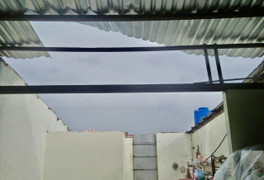 Mưa dông làm tốc mái hàng trăm căn nhà ở miền Tây