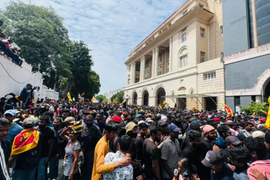 Tổng thống rời đất nước, Sri Lanka ban bố tình trạng khẩn cấp quốc gia