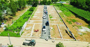 Mắc kẹt sau cơn sốt đất điên cuồng, nhà đầu tư bán nhà, ở trọ, còng lưng trả nợ