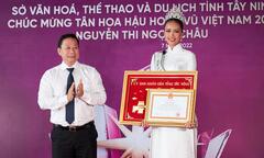 Hoa hậu Ngọc Châu nhận bằng khen của quê nhà Tây Ninh