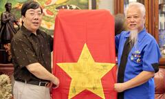 Cờ Tổ quốc ở Trường Sa của người từng chống đối đất nước