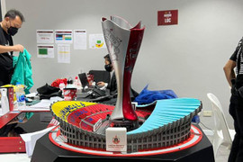 Mải mê giao hữu, Manchester United bỏ quên cúp tại Bangkok