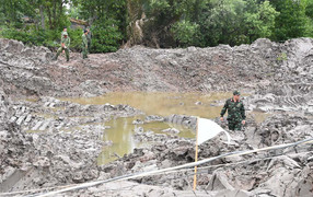 Xác máy bay cùng dù phi công dưới ao nuôi tôm ở Trà Vinh 