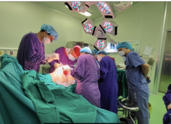 Thiếu nữ khốn khổ vì ngực to gấp 5-6 lần bình thường