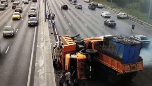 Video: Tai nạn liên hoàn vì một chiếc lốp xe