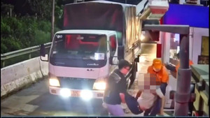 Video: Dừng ô tô mua vé qua trạm thu phí, tài xế bất ngờ đột quỵ ngay trên xe
