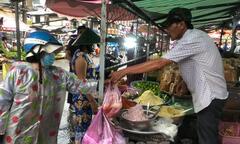 Thời tiết thất thường, giá rau xanh đắt ngang thịt heo