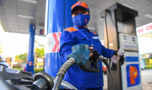 Giá xăng dầu đã hạ nhiệt, có cần giảm thêm thuế?