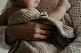 Mẹ bán đứt con trai 5 ngày tuổi để có tiền nâng mũi