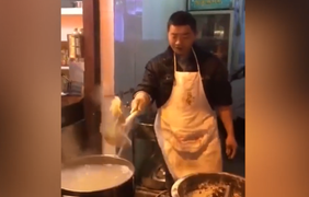 Đầu bếp gặp sự cố bẽ bàng khi trổ tài tung hứng
