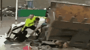 Video: Cảnh sát lái xe xúc vô dòng nước lũ giải cứu 2 người mắc kẹt trong ô tô