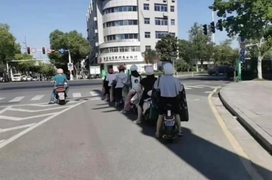 Bi hài những pha dừng đèn đỏ lạ lùng khiến người đi đường không thể không nhìn