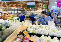 Giá xăng dầu giảm mạnh, vì sao giá hàng hóa chưa nhúc nhích?