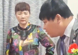 Nhà gái ép chú rể uống nước bẩn mới cho rước dâu và cái kết khiến dân mạng hả hê