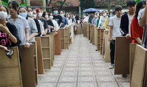 Hơn 3.000 thí sinh vác bảng vẽ dự thi năng khiếu Đại học Kiến trúc Hà Nội