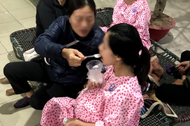 Cử chỉ gây chú ý của mẹ chồng khi đưa con dâu vào viện lúc con trai vắng nhà