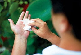 Cứ xúc động, căng thẳng là cô gái trẻ đổ mồ hôi tay