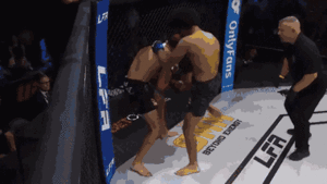 Video: Tung 5 đòn gối liên tiếp, võ sĩ Mỹ hạ gục đối thủ