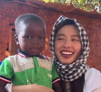 Video Hoa hậu Thùy Tiên dạy em bé Angola hát tiếng Việt gây sốt mạng