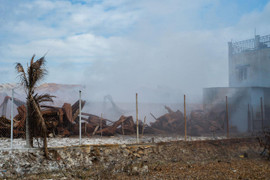 Nhiều người trả phòng, rời nhà tìm nơi ở tạm sau vụ cháy kho hóa chất ở TP.HCM