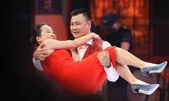 NSND Tự Long bế bổng nhạc sĩ Giáng Son trên truyền hình