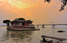 Ngôi chùa nổi giữa sông trở thành điểm săn ảnh đắt giá của du khách thế giới