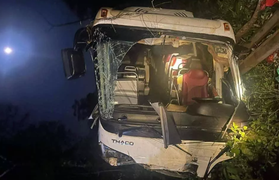 Lật xe khách ở Phú Thọ làm 3 người chết, 10 người bị thương