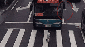Video: Vẫy tay ra hiệu, tài xế xe buýt cứu sống cậu bé sang đường bất cẩn