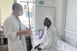 Cứu sống nữ bệnh nhân người Nigeria mắc sốt rét ác tính