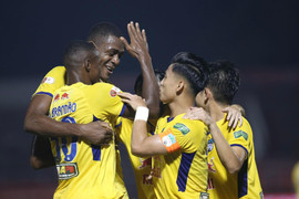 Bùi Tiến Dũng mắc lỗi, CLB TP.HCM bại trận trước HAGL