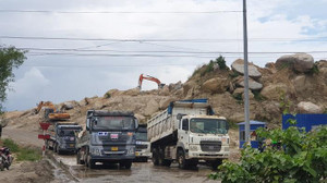 'Binh đoàn' xe tải cày nát đường nối 2 khu kinh tế: Đặt trạm cân tải trọng